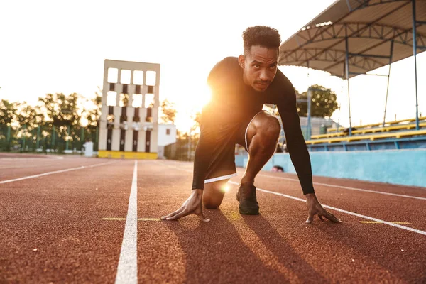 Imagem Homem Americano Africano Concentrado Preparando Para Começar Correr Estádio — Fotografia de Stock