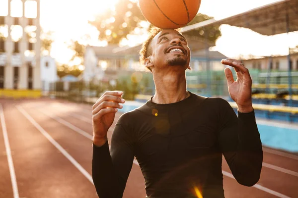 Foto Africano Alegre Feliz Jovem Homem Esportes Estádio Livre Jogar — Fotografia de Stock