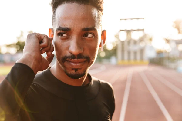 Imagem Africano Concentrado Sério Bonito Jovem Desportista Estádio Livre Ouvir — Fotografia de Stock