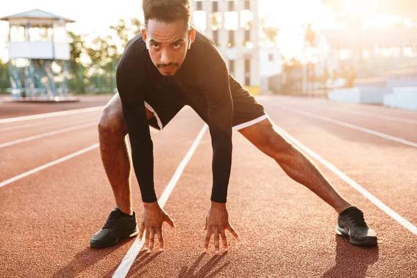 Imagen Del Hombre Afroamericano Musculoso Preparándose Para Comenzar Correr Estadio — Foto de Stock