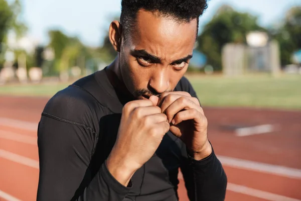 Imagen Del Hombre Afroamericano Concentrado Apretando Puños Boxeando Campo Deportes — Foto de Stock