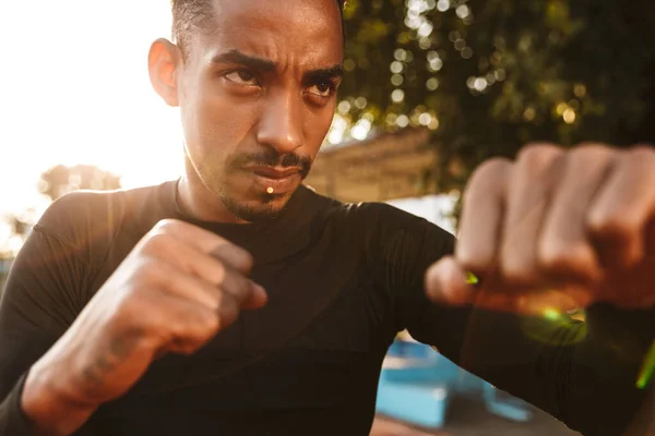 Imagem Homem Americano Africano Muscular Apertando Punhos Boxe Chão Esportes — Fotografia de Stock