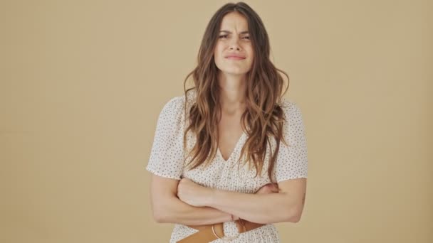 Puzzled Young Woman Gesturing While Standing Beige Background Studio — Stock Video