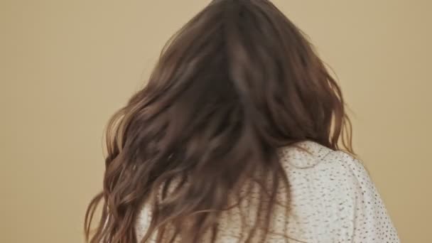 Glad Ung Kvinna Poserar Till Kameran Stående Över Beige Bakgrund — Stockvideo