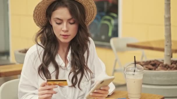 Mujer Atractiva Concentrada Que Usa Sombrero Compras Línea Con Tarjeta — Vídeos de Stock