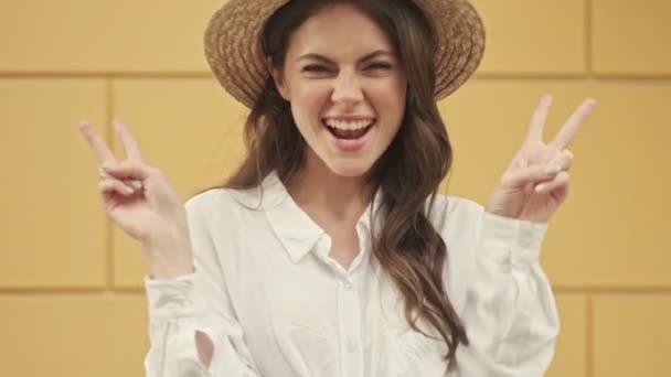 Mujer Atractiva Feliz Con Sombrero Enviando Beso Aire Cámara Divertirse — Vídeos de Stock