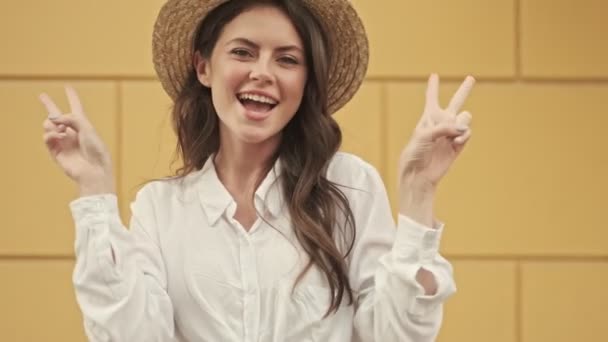Mulher Atraente Feliz Usando Chapéu Mostrando Gestos Paz Divertindo Enquanto — Vídeo de Stock