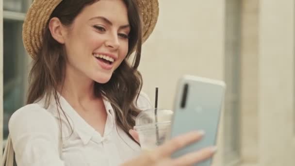 Mujer Atractiva Feliz Usando Sombrero Haciendo Selfie Teléfono Inteligente Mientras — Vídeos de Stock