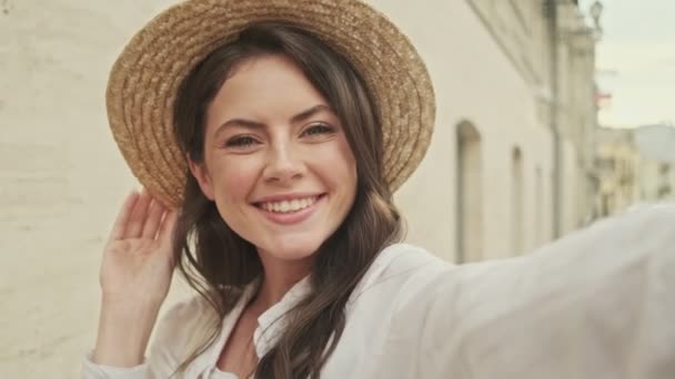 Mujer Atractiva Alegre Usando Sombrero Haciendo Selfie Guiñando Ojo Cámara — Vídeos de Stock