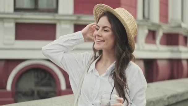 Mujer Atractiva Alegre Con Sombrero Mirando Alrededor Divertirse Mientras Camina — Vídeos de Stock