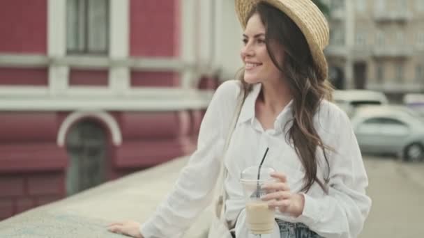 快乐迷人的女人 戴着帽子 望着远方 一边在街上散步 一边享受着这一刻 — 图库视频影像