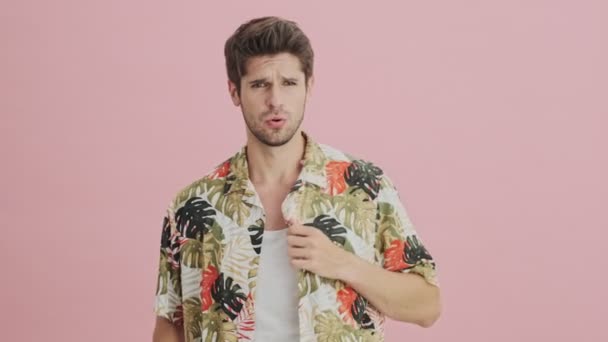 Atrakcyjny Młody Mężczyzna Czuje Się Gorący Stojąc Samotnie Różowym Tle — Wideo stockowe