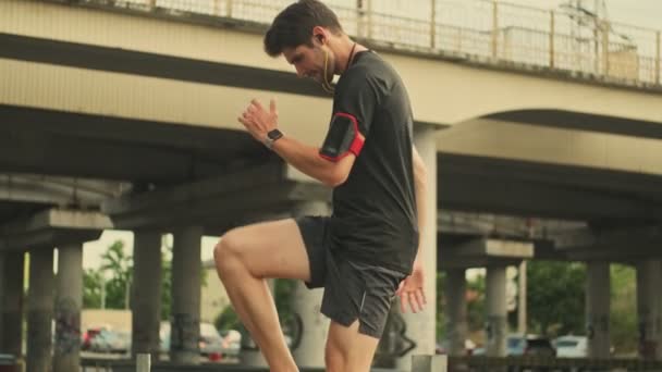 Homme Concentré Entraîne Dehors Dans Ville Près Pont — Video