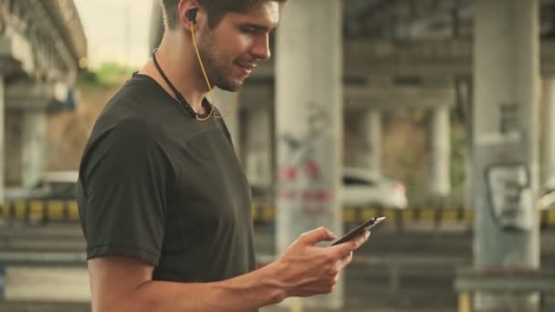 Una Vista Lateral Hombre Satisfecho Está Utilizando Teléfono Inteligente Mientras — Vídeo de stock