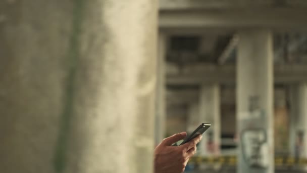 Una Vista Lateral Hombre Feliz Está Utilizando Teléfono Inteligente Mientras — Vídeo de stock