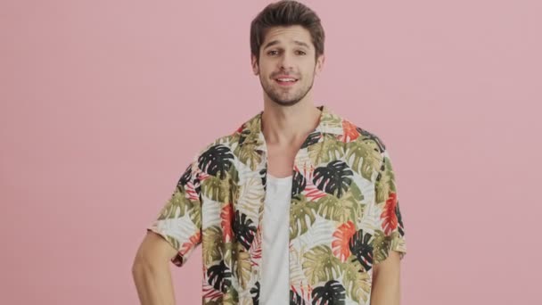 Šťastný Mladý Muž Ukazuje Gesto Izolované Přes Růžové Pozadí — Stock video
