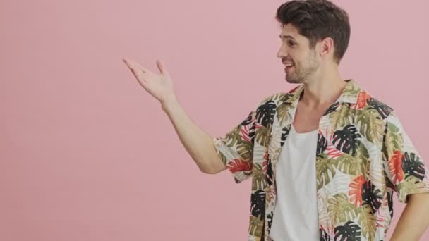 Handsome Young Man Gesturing Free Space Isolated Pink Background — Stock Video