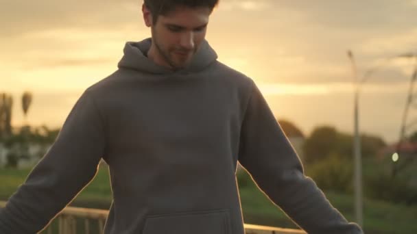 Jeune Sportif Concentré Saute Avec Une Corde Dehors Sur Pont — Video