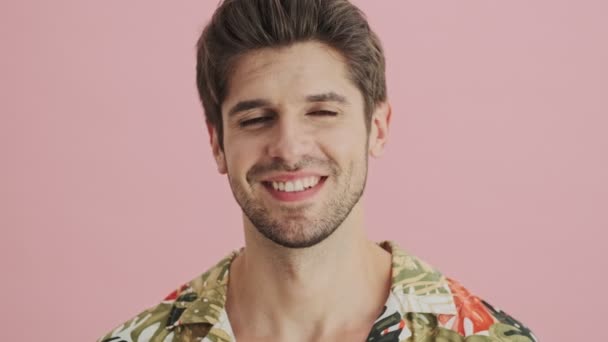 Joven Sonriente Está Mirando Cámara Aislada Sobre Fondo Rosa — Vídeo de stock