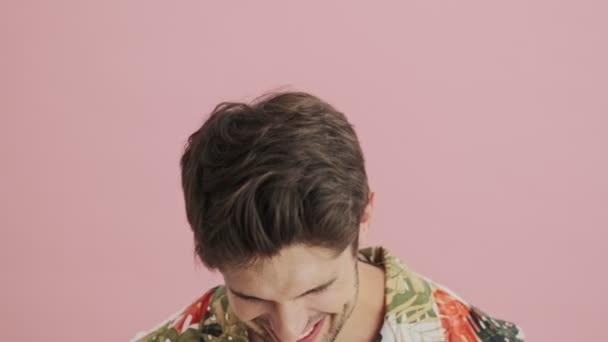 Smějící Mladý Muž Stojí Izolovaný Nad Růžovým Pozadím Studiu — Stock video
