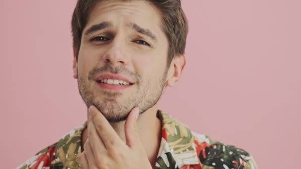 Positiv Ung Skäggig Man Poserar Till Kameran Isolerad Över Rosa — Stockvideo
