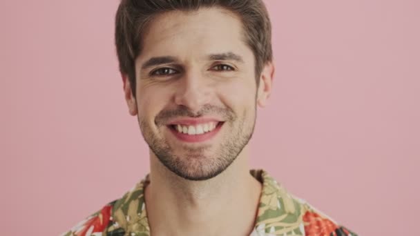 Крупним Планом Красивий Молодий Чоловік Посміхається Дивиться Камеру Ізольовано Рожевому — стокове відео