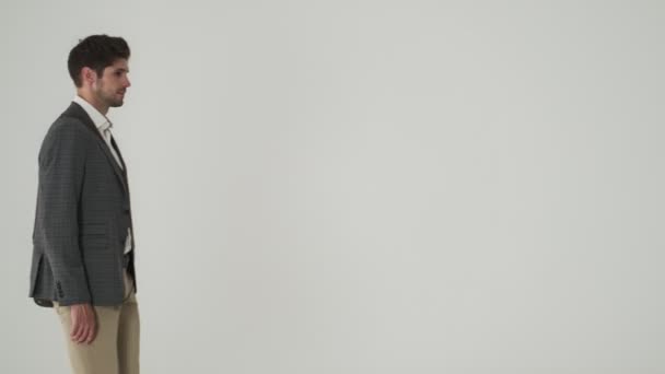 Giovane Bell Uomo Affari Barbuto Isolato Sfondo Muro Bianco — Video Stock