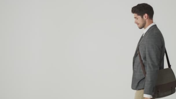 Молодий Красивий Бізнесмен Ходить Ізольовано Білому Тлі Стіни Дивлячись Далеко — стокове відео