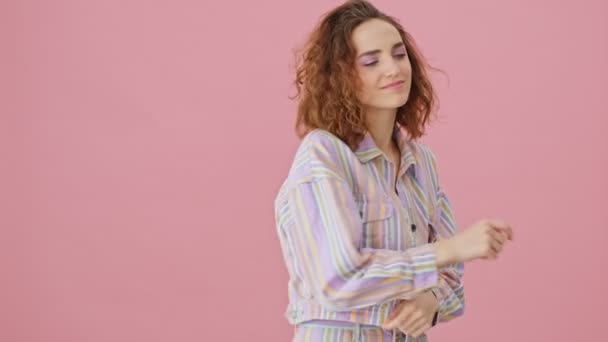 Uma Jovem Feliz Está Dançando Isolado Sobre Fundo Rosa Estúdio — Vídeo de Stock