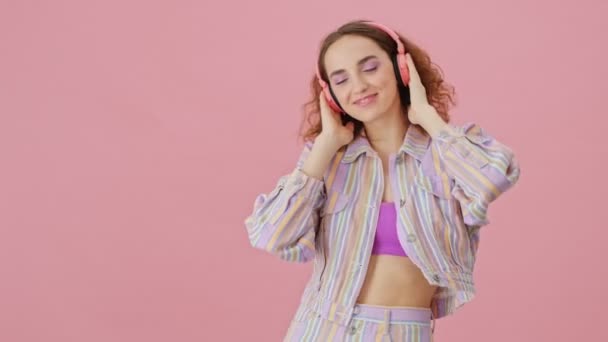 Uma Jovem Sorridente Está Ouvindo Música Usando Fones Ouvido Dançando — Vídeo de Stock