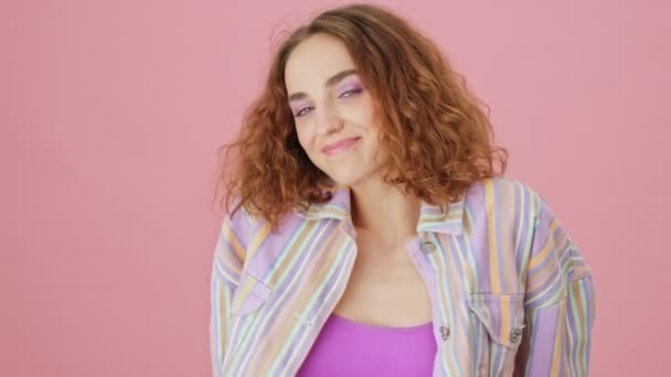Pěkná Mladá Žena Usmívá Kamery Izolované Přes Růžové Pozadí Studiu — Stock video
