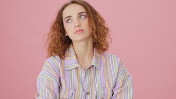 Zdenerwowana Młoda Kobieta Płacze Samotnie Nad Różowym Tłem Studio — Wideo stockowe