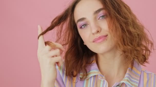 Vacker Ung Kvinna Vindar Curl Ett Finger Poserar Isolerad Över — Stockvideo