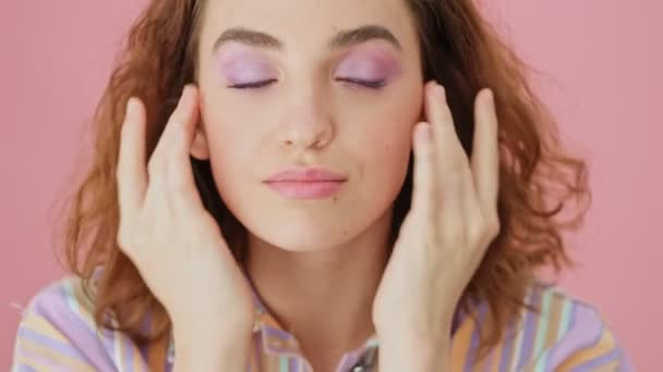 Detailní Pohled Atraktivní Mladá Žena Představuje Izolované Přes Růžové Pozadí — Stock video