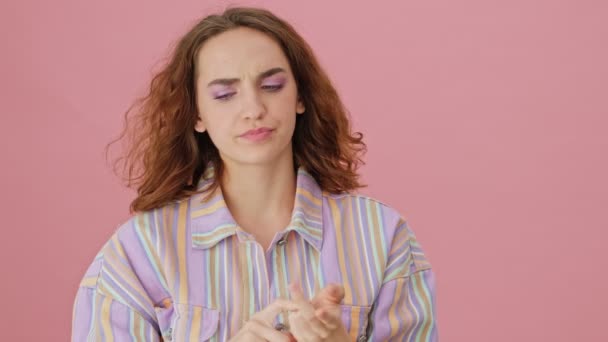Rolig Ung Kvinde Nægter Noget Stående Isoleret Lyserød Baggrund Studiet – Stock-video