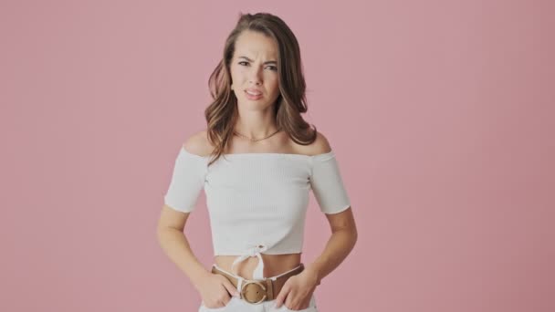 Een Emotionele Jonge Vrouw Weigert Iets Geïsoleerd Boven Roze Achtergrond — Stockvideo