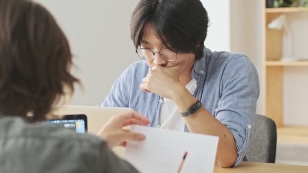 집약적 동료들이 사무실에서 테이블 옆에서 일하는 — 비디오