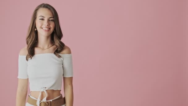 Uma Jovem Mulher Sorrindo Está Apontando Para Lado Mostrando Gesto — Vídeo de Stock