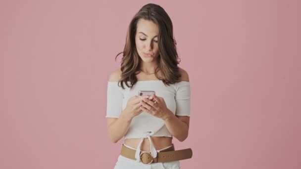 Una Mujer Joven Emocional Está Viendo Algo Increíble Teléfono Inteligente — Vídeo de stock