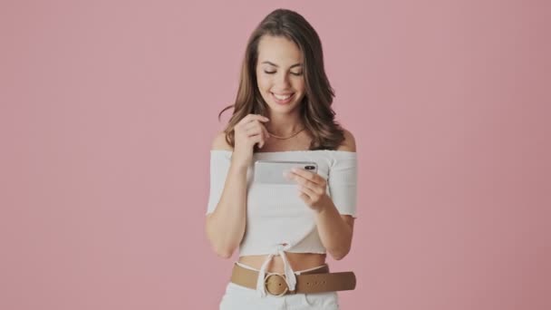 Een Vrolijke Jonge Vrouw Kijkt Naar Iets Grappigs Haar Smartphone — Stockvideo
