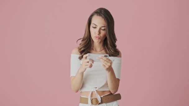 Una Giovane Donna Concentrata Sta Guardando Qualcosa Interessante Sul Suo — Video Stock