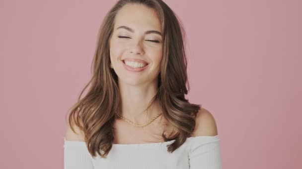 Una Simpática Joven Sonriente Posa Ante Cámara Aislada Sobre Fondo — Vídeos de Stock