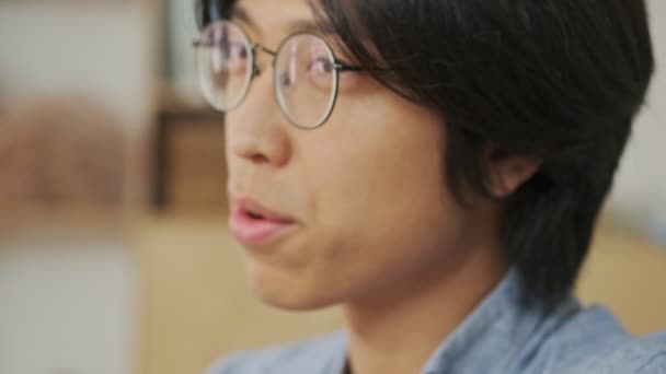 Close Vista Calma Jovem Asiático Homem Falando Sobre Algo Com — Vídeo de Stock