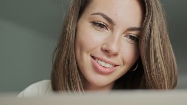 Vue Rapprochée Sourire Jolie Femme Brune Utilisant Ordinateur Portable Tout — Video