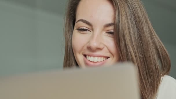 Ofisteki Masada Otururken Dizüstü Bilgisayar Kullanan Mutlu Esmer Kadının Yakın — Stok video