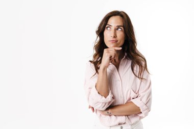 Memnun esmer kadın görüntüsü kenara bakıyor ve beyaz arka planda izole edilmiş düşünüyor.