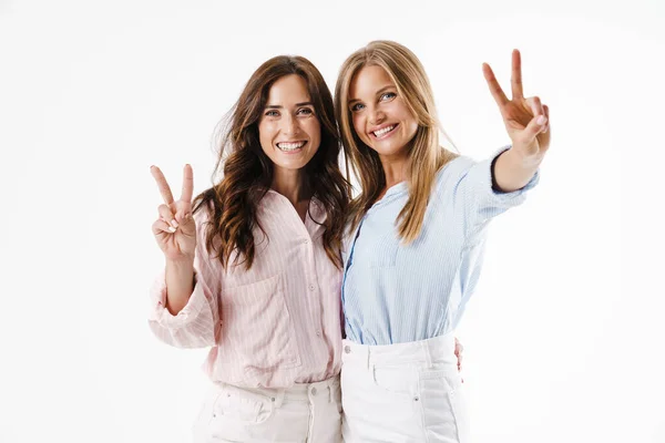 Afbeelding Van Lachende Mooie Twee Vrouwen Gebaren Vrede Teken Terwijl — Stockfoto