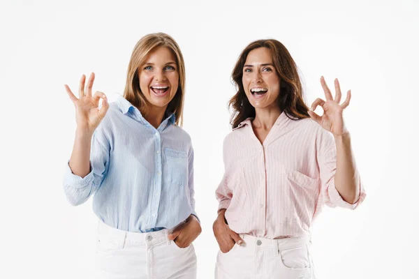 Imagen Excitada Hermosa Dos Mujeres Haciendo Gestos Signo Mientras Posan — Foto de Stock