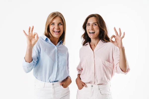 Immagine Eccitato Belle Due Donne Gesticolando Segno Mentre Posa Alla — Foto Stock