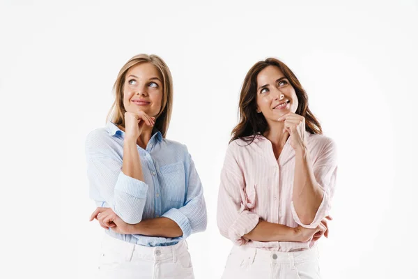 Imagen Dos Mujeres Sonrientes Atractivas Mirando Hacia Arriba Mientras Posan — Foto de Stock